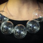 Collana con sfere di vetro misura media